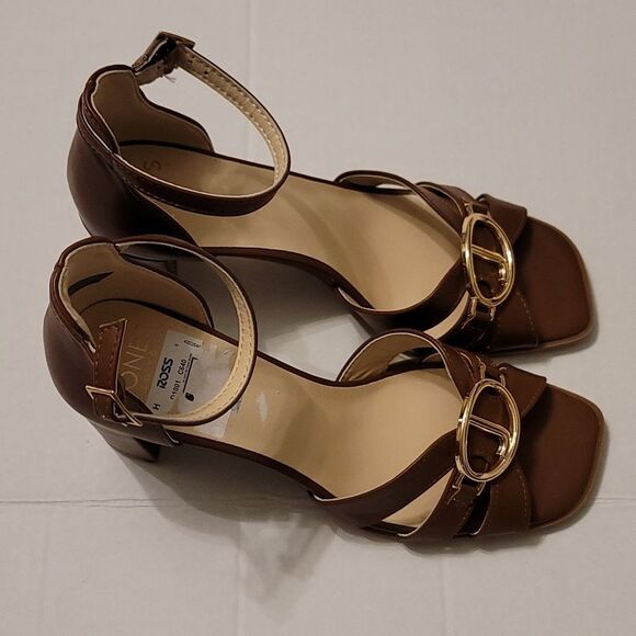 BRAND NEW JONE NEW YORK BLOCK HEEL ADJUSTABLE ANKLE BUCKET STRAP SANDAL G1 - Picture 7 of 16